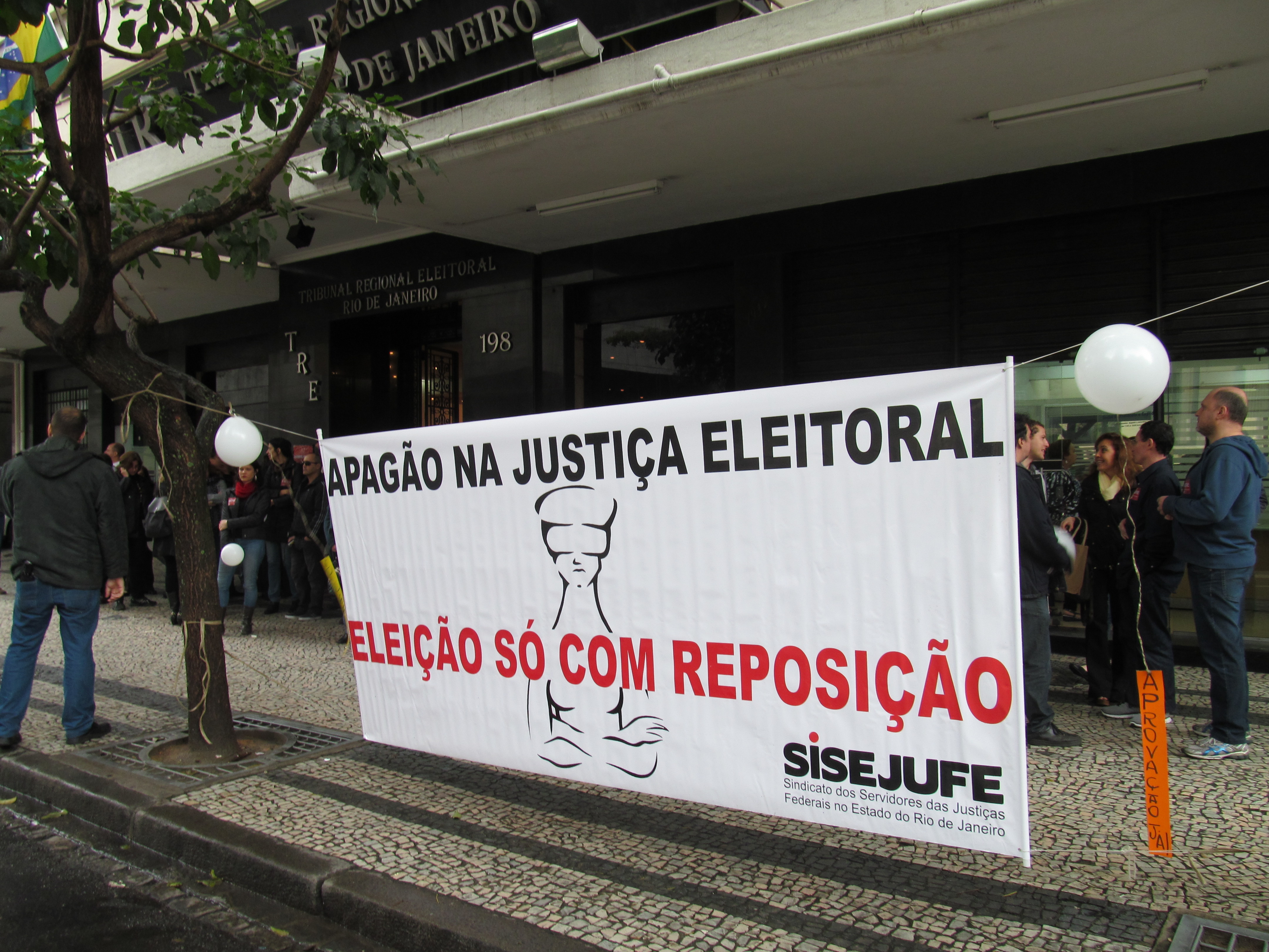 Rio suspende greve, mas categoria mantém mobilização com atos e manifestações pelo PL 7.920. Próxima atividade será dia 16/09 em frente à sede do TRE no Centro, SISEJUFE