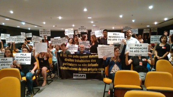 Servidores protestam contra Ato 74 na sessão do Órgão Especial do TRT-RJ, SISEJUFE