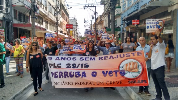 Servidores de Niterói, São Gonçalo e Itaboraí saem às ruas na luta pela derrubada do veto, contra o acordo de 41,47%, SISEJUFE
