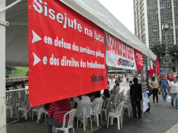 Sisejufe denuncia cortes no orçamento do Judiciário em ato do Fórum dos Servidores Federais do RJ, SISEJUFE