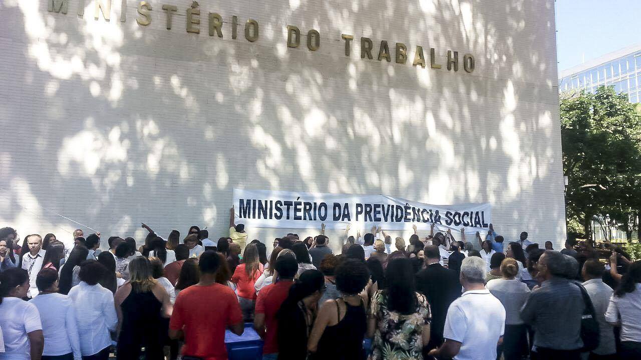 Protestos contra PEC da Reforma e abraço ao prédio da Previdência em Brasília marcam o Dia do Aposentado, SISEJUFE