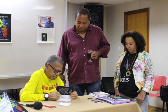 Denison Ramos faz sessão de autógrafos de seu novo livro no Sisejufe, SISEJUFE