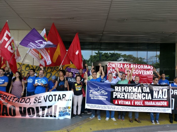 TRABALHADORES CONTRA REFORMA: Frente Rio faz manifestação em frente ao Aeroporto Santos Dumont, SISEJUFE