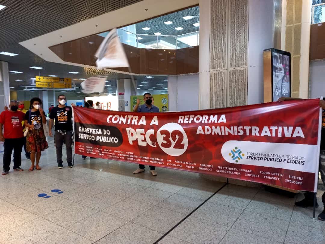Sisejufe recebe parlamentares em aeroportos com cartazes contra a PEC 32/20, SISEJUFE