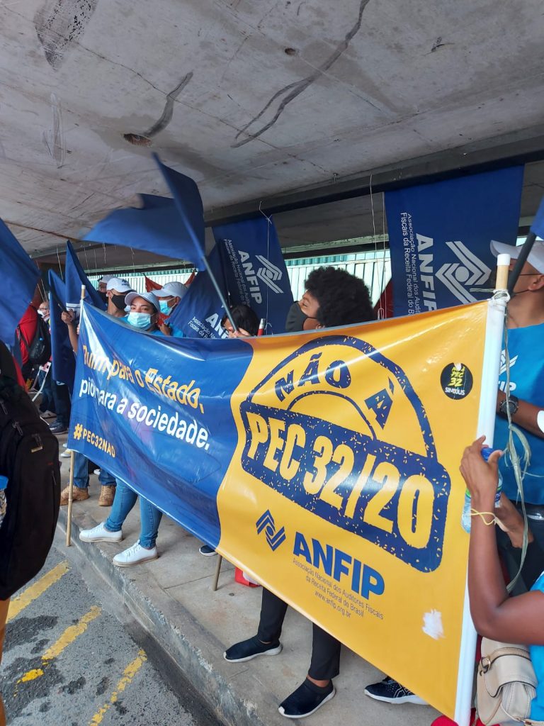 Servidores iniciam 10a semana de vigília contra PEC 32 com manifestações no aeroporto de Brasília e na Câmara, SISEJUFE