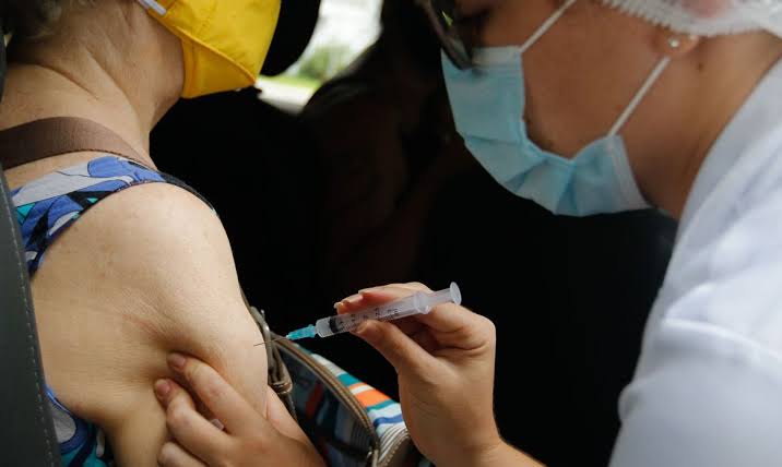 Deu na Imprensa: Efetividade de vacinas surpreende e supera taxa de testes, diz Fiocruz, SISEJUFE