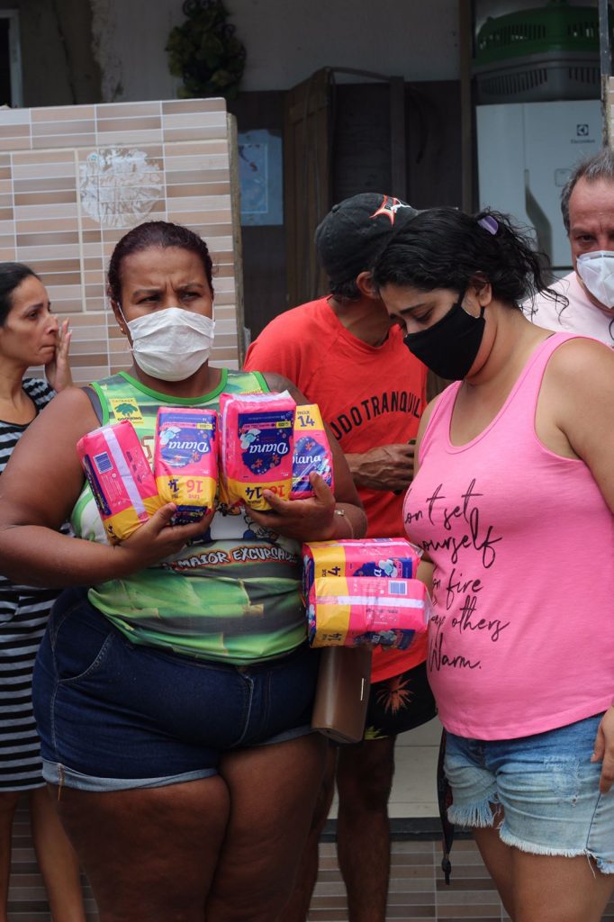 Contra a pobreza menstrual: Sisejufe doa absorventes para mulheres de comunidades do Rio, SISEJUFE