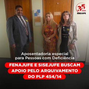 Descrição da imagem em destaque: foto na porta do gabinete da deputada Laura Carneiro; no topo à direita tem a logo dos 35 anos do Sisejufe; À esquerda está o assessor Alexandre Marques, ao centro a assessora Maria Eduarda e à direita está a diretora do Sisejufe e coordenadora da Fenajufe, Soraia Marca. Na parte inferior está escrito: Aposentadoria especial para Pessoas com Deficiência FENAJUFE E SISEJUFE BUSCAM APOIO PELO ARQUIVAMENTO DO PLP 454/14