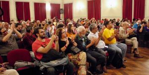 descrição da imagem: público presente ao lançamento do Plebiscito popular; diretor Ricardo Soares é a penúltima pessoa sentada na primeira fileira do auditório