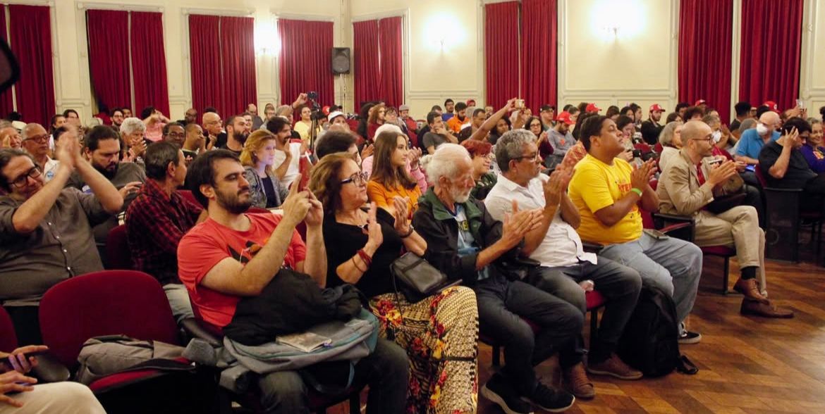 descrição da imagem: público presente ao lançamento do Plebiscito popular; diretor Ricardo Soares é a penúltima pessoa sentada na primeira fileira do auditório